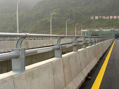 High speed bridge guardrail